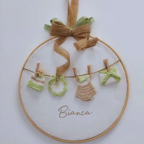 FIOCCO NASCITA PERSONALIZZATO CON MINI ABITINI ALL`UNCINETTO - REALIZZATO A MANO