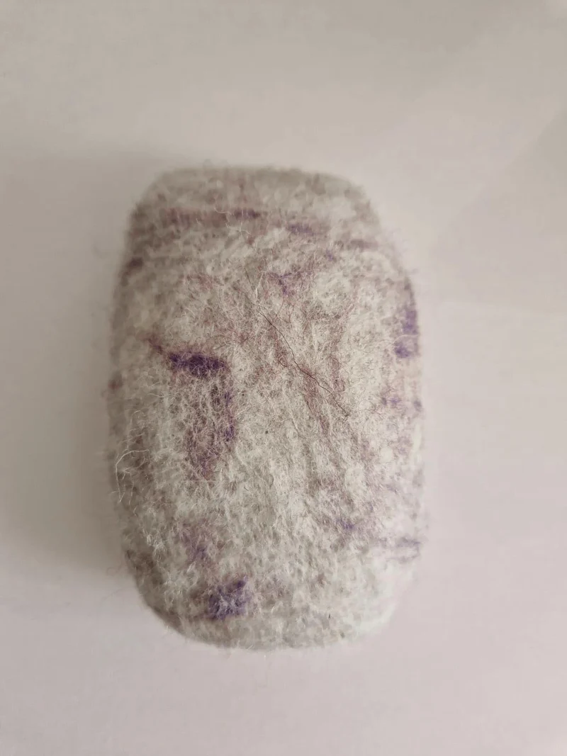 Sapone - ricoperto con la lana alla lavanda