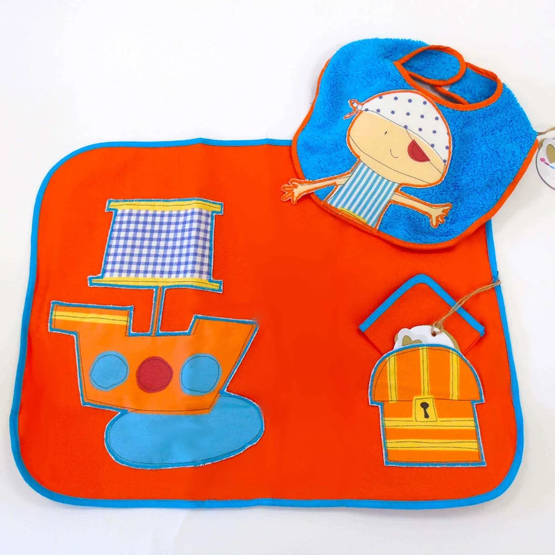 SET ASILO TOVAGLIETTA + BAVETTA PERSONALIZZABILE CON NOME - PIRATI