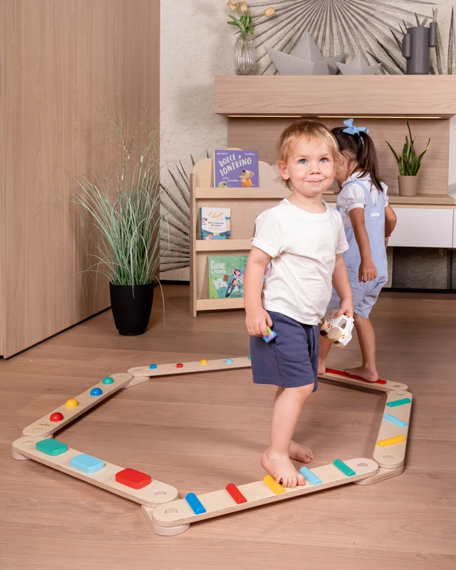 Percorso di equilibrio in legno Montessori, per bambini dai 2 anni.
