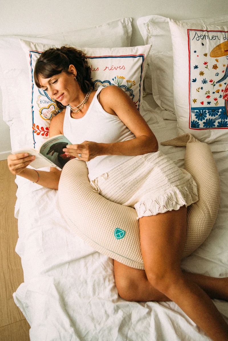 HUGS BAMBOO Pregnancy and Breastfeeding Pillow - Beige